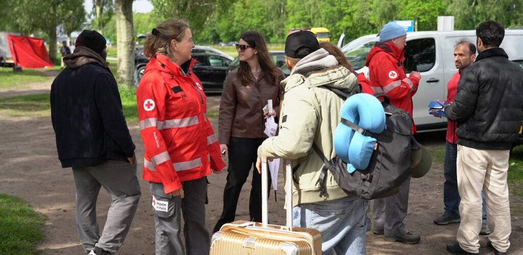 Mensen komen aan in Ter Apel bij het Rode Kruis