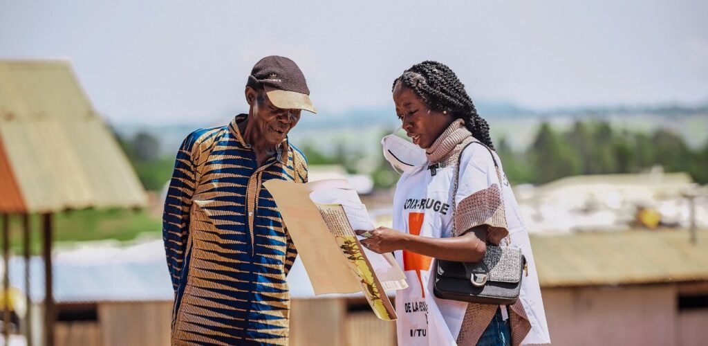 Een hulpverlener van het Rode Kruis in de Democratiche Republiek Congo geeft voorlichting over Ebola.