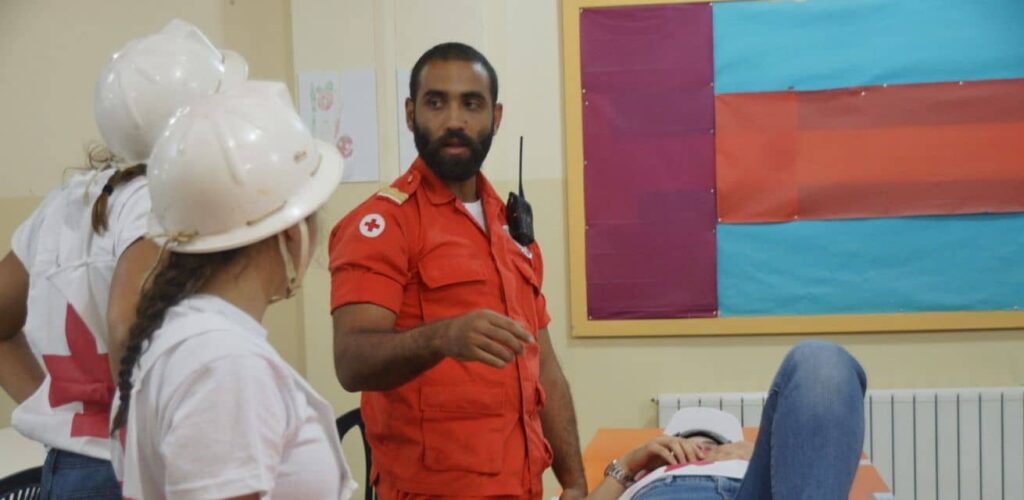 Rode Kruis-hulpverlener in Libanon Wadih tijdens een noodhulp oefening