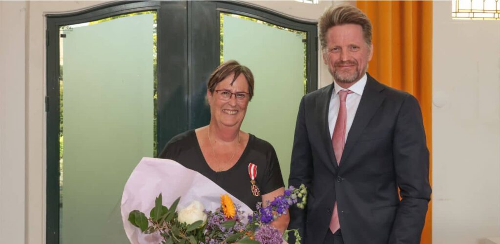Rode Kruis-vrijwilliger Margot krijgt een lintje van prins Pieter-Christiaan van Oranje-Nassau, Van Vollenhoven