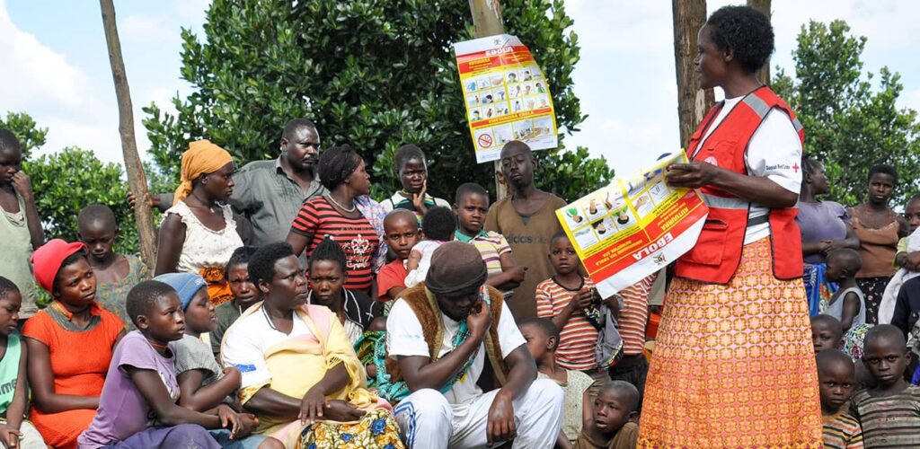 Voorlichting ebola in Oeganda door Rode Kruis vrijwilliger