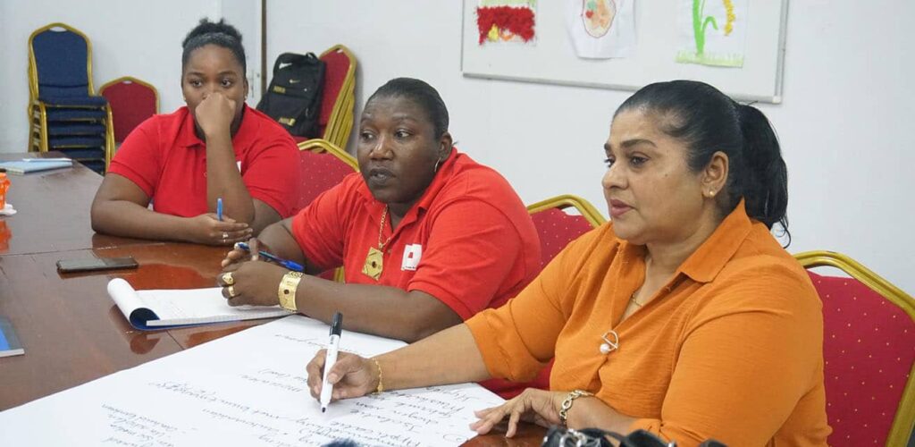 Hulpverleners van het Surinaamse Rode Kruis bespreken de aanpak van de chikungunya-uitbraak