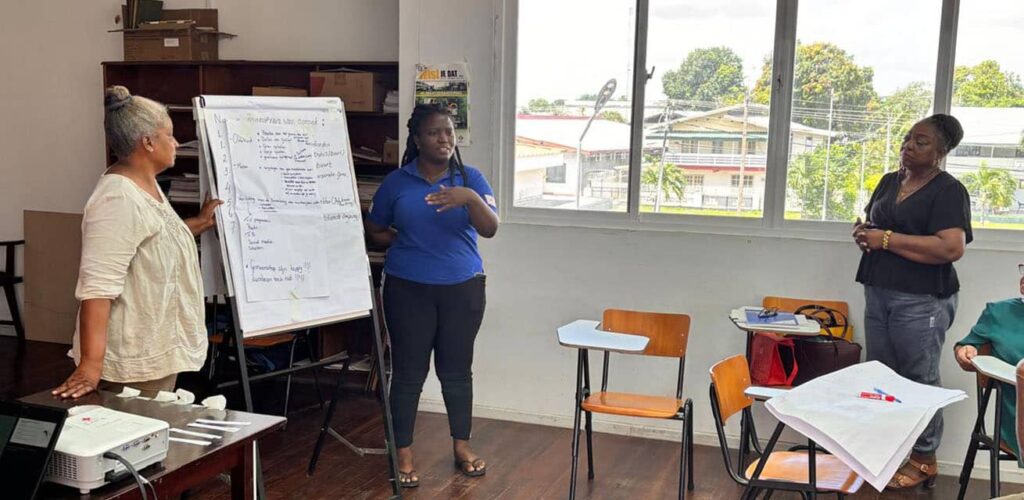 Hulpverleners van het Surinaamse Rode Kruis coördineren aanpak van de chikungunya-uitbraak