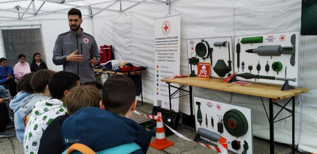 Overlevingsles aan kinderen door het Rode Kruis in Oekraine