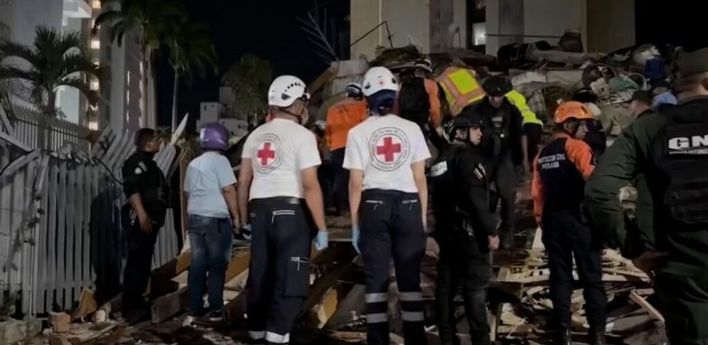 Het Rode Kruis helpt na de aardbevingen in Venezuela.