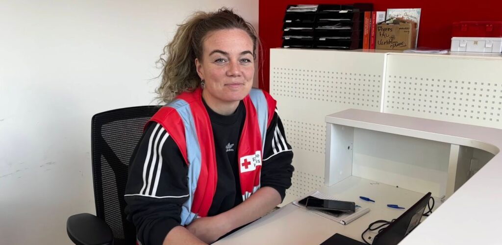 Rode Kruis-vrijwilliger Annelien helpt mensen verder bij de humanitaire hulpdesk
