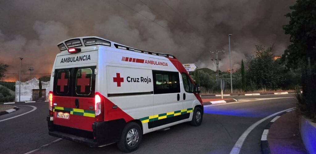 Ambulances van het Spaanse Rode Kruis brengen mensen in veiligheid bij natuurbranden juli 2026