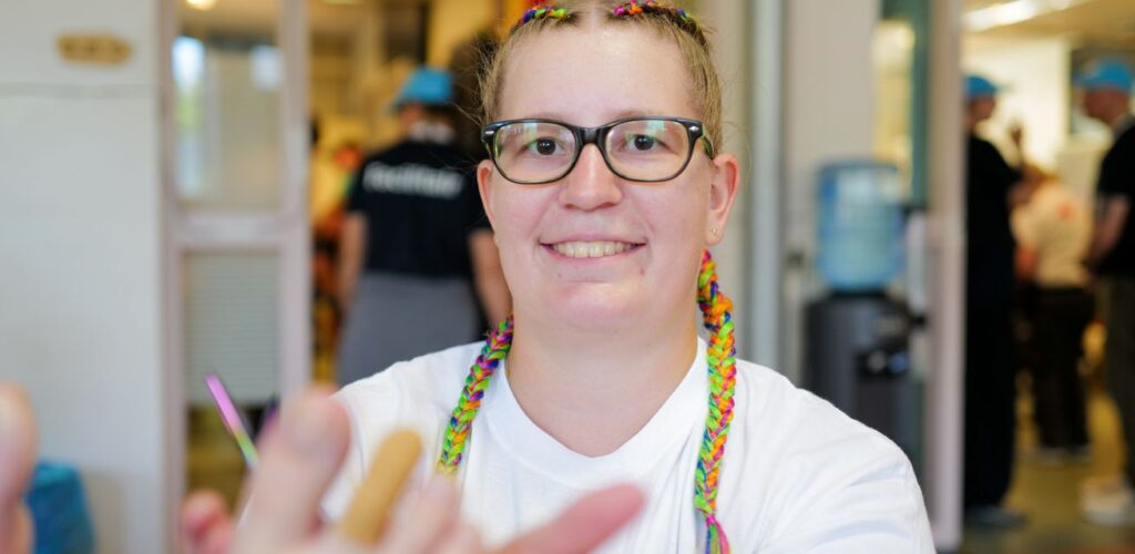Debby (25) helpt een wandelaar met blaren, zodat die de volgende dag weer verder kan.