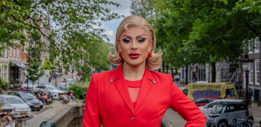 Dragqueen Envy Peru tijdens opnames met het Rode Kruis in Amsterdam.