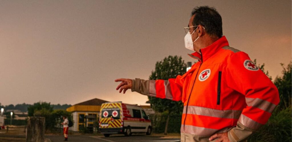 Hulpverlener Franse Rode Kruis bij natuurbranden juli 2026