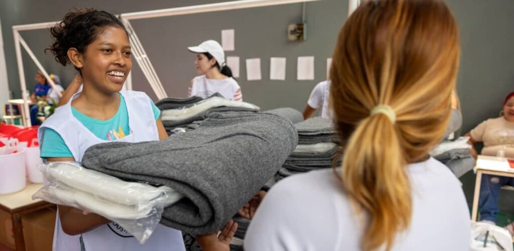 Hulpverleners van Rode Kruis Venezuela delen spullen uit na aardbevingen 2026