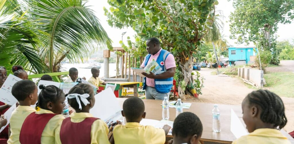 Kinderen krijgen les over Mangrove van Grenada Rode Kruis