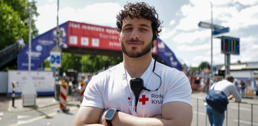 Metin houdt de wandelaars in de gaten en staat klaar om hulp te bieden als dat nodig is.