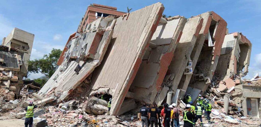 Onder het puin van dit ingestorte gebouw wisten reddingsteams Hernán Gil levend te bevrijden