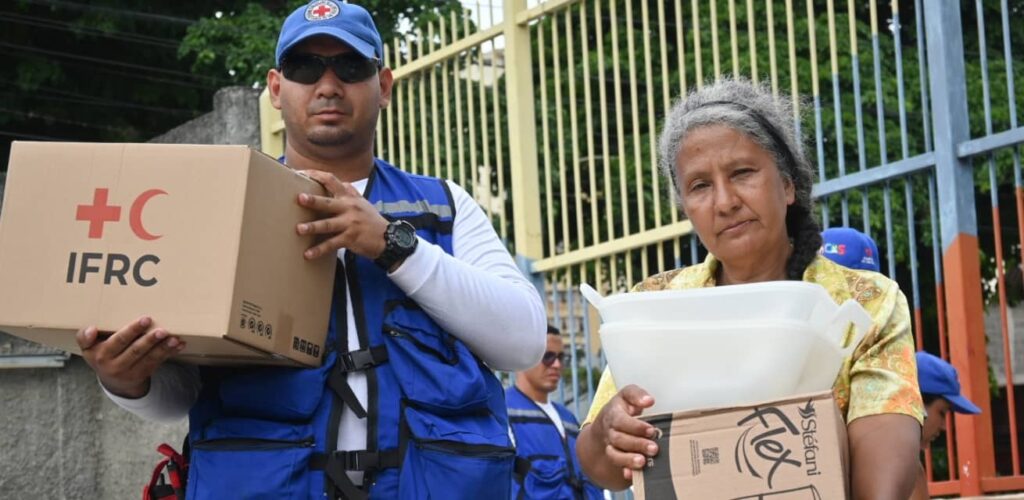 Rode Kruis deelt hulpmiddelen uit na de aardbevingen in Venezuela juni 2026