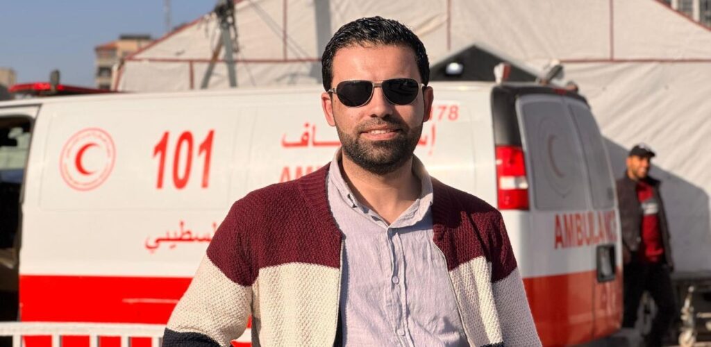 Rode Kruis-hulpverlener Amr bij een ambulance van de PRCS in gaza