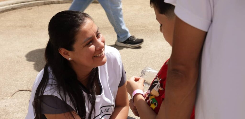 Rode Kruis hulpverlener gaat in gesprek met kinderen als psychosociale ondersteuning na aardbevingen Venezuela 2026
