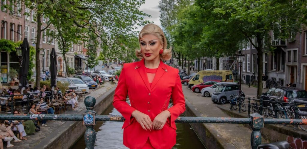 Dragqueen Envy Peru tijdens opnames met het Rode Kruis in Amsterdam.
