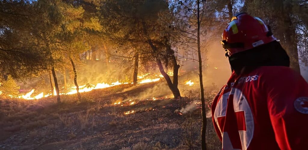 het Griekse Rode Kruis ondersteunt de brandweer bij bosbranden