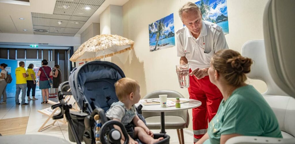 het Oostenrijkse Rode Kruis richt koelteplekken in om mensen te beschermen tijdens extreme hitte