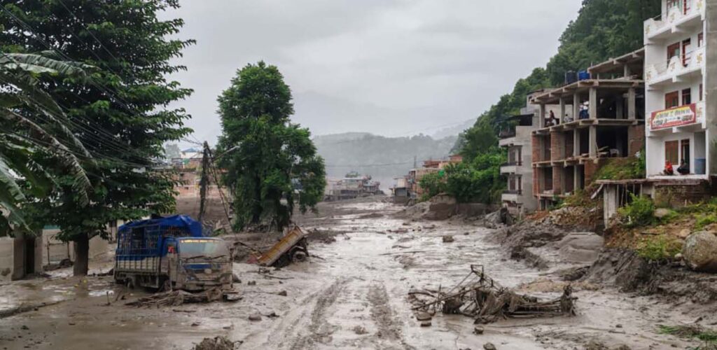 De overstroming in Nepal laat een spoor van verwoesting achter
