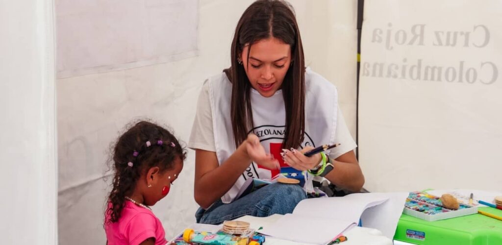 Hulpverleners van het Rode Kruis in Venezuela geven psychosociale ondersteuning