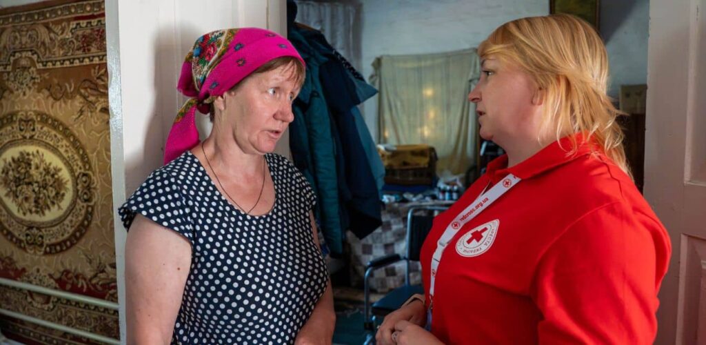 Rode Kruis-hulpverlener in oekraine gaat langs bij mensen op de vlucht