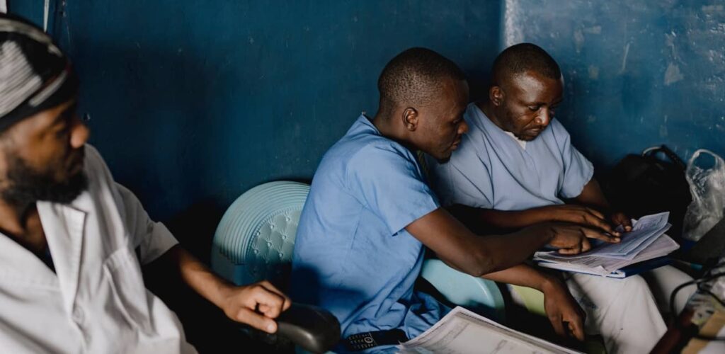 Doktoren in een ziekenhuis dat ondersteund wordt door het Rode Kruis in DRC bereiden zich voor op de dag