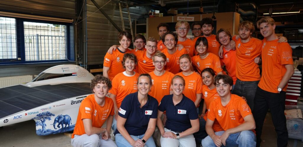 Een groep studenten van de TU Delft krijgt een EHBO cursus van het Rode Kruis.