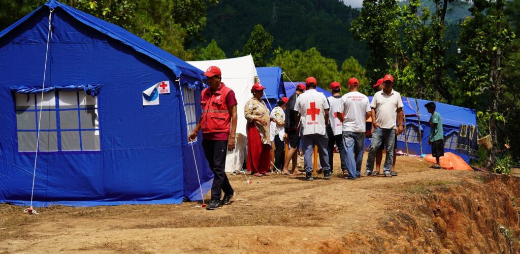 Het Rode Kruis in Nepal helpt vanuit verschillende tenten waar getroffenen naartoe kunnen.