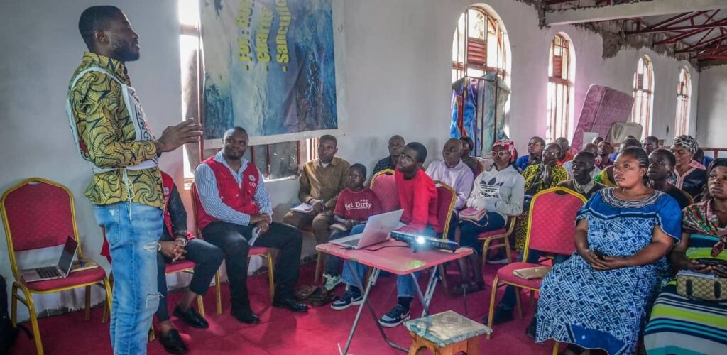 Voorlichting van het Rode Kruis in DRC over restanten van explosieven