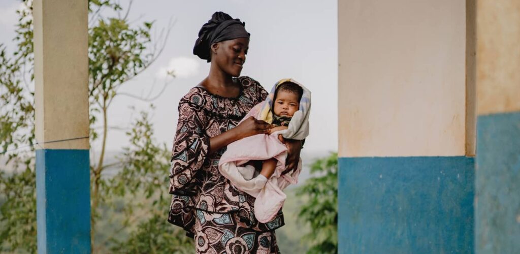 Zabibu Lumetala is verloskundige bij ziekenhuis dat wordt ondersteund door het Rode Kruis in DRC
