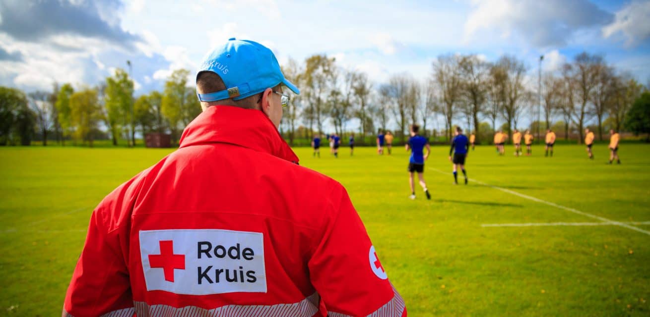 rode kruis ehbo vrijwilliger bij sportevenement