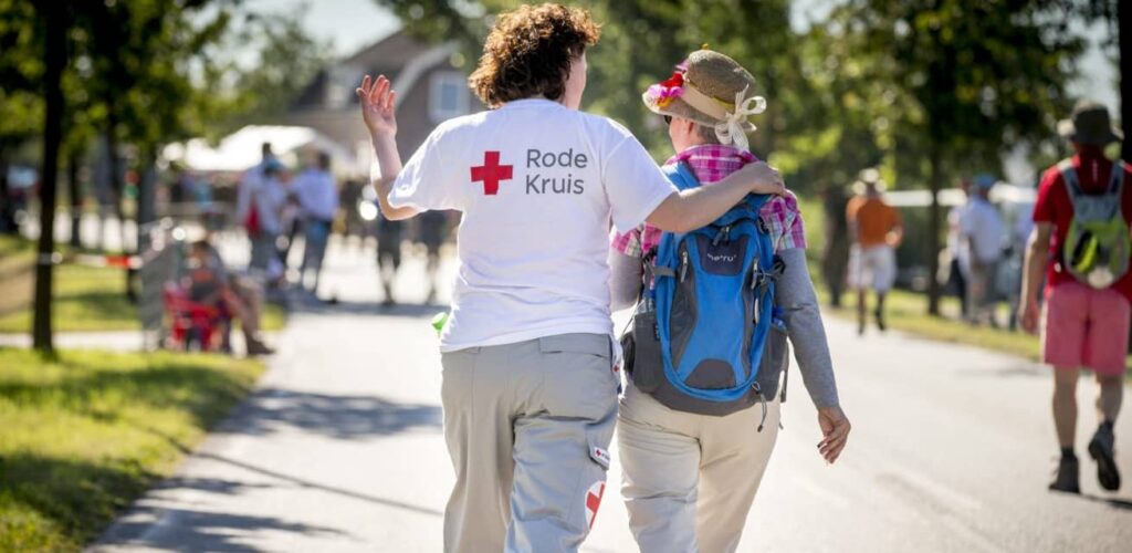 rode kruis vrijwilliger bij nijmeegse vierdaagse