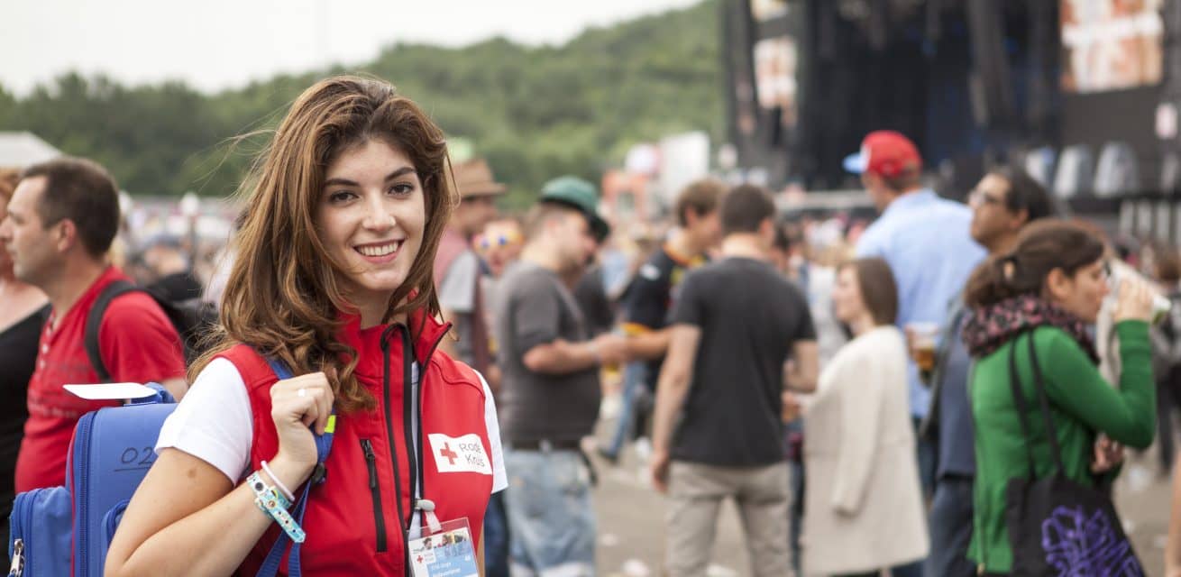 rode kruis vrijwilliger op een festival