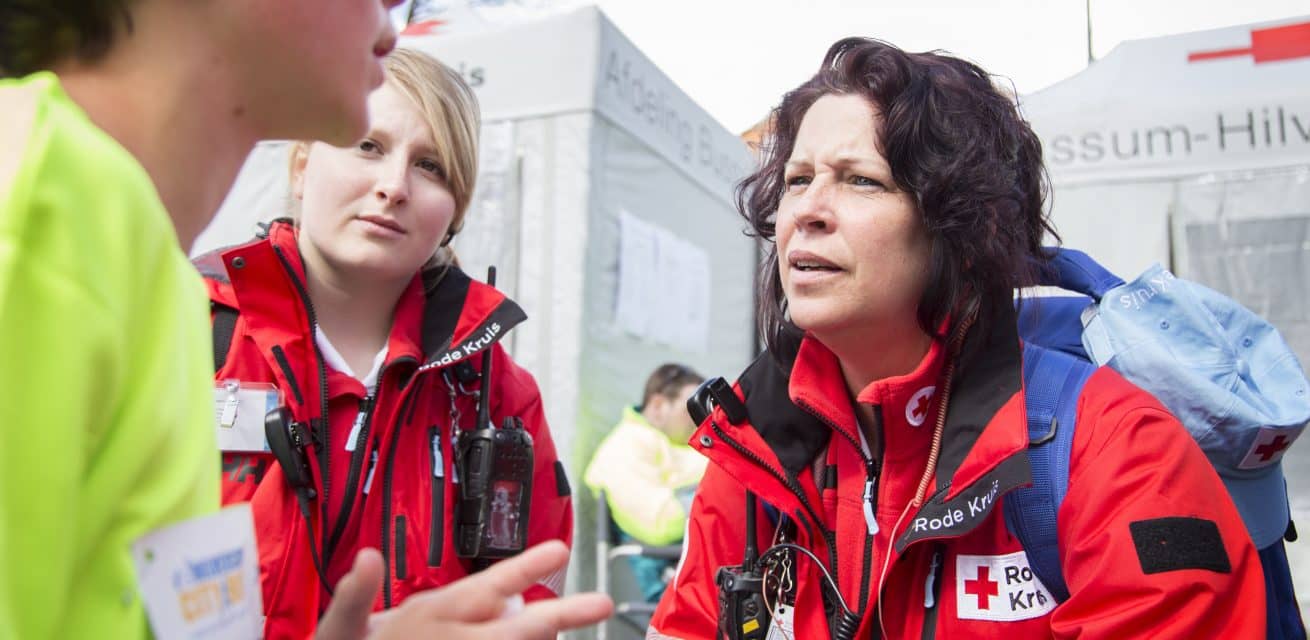 rode kruis vrijwilligers helpen bij een hardloop evenement