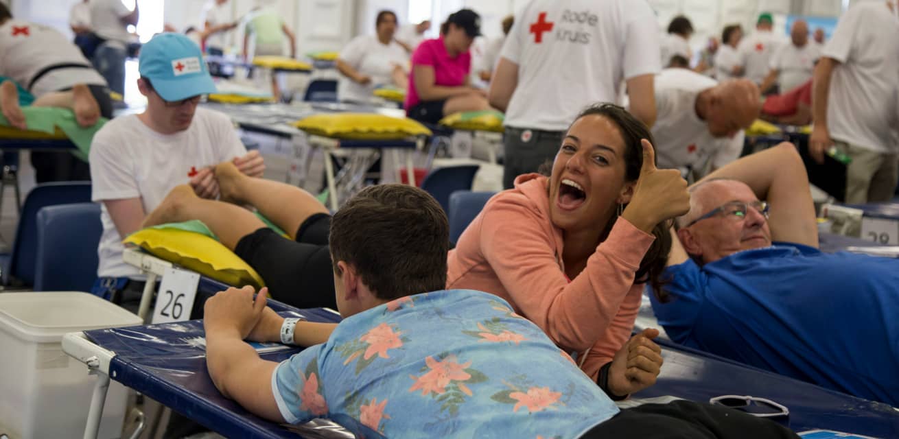 wandelaars worden geholpen door rode kruis vrijwilligers op vierdaagse
